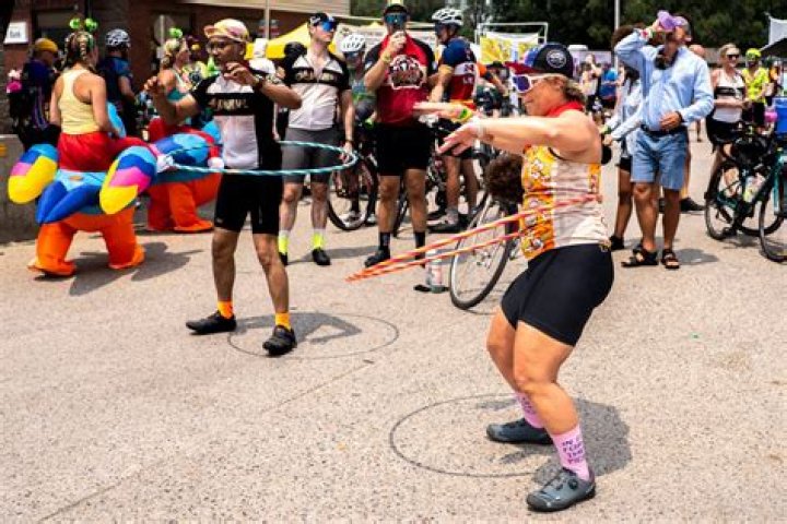 RAGBRAI riders show college pride